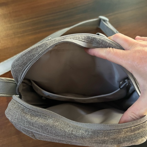 PACSAFE Metrosafe 200 Anti-Theft Crossbody Bag - Picture 3 of 4